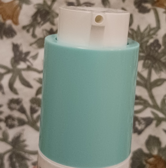 First Aid Beauty 10% Vitamin C Brightening Serum - Picture 3 of 12